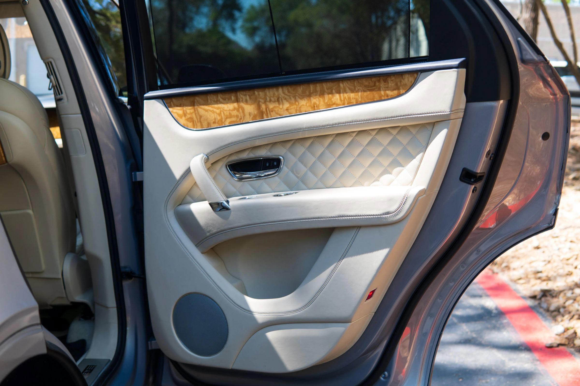 Used 2017 Bentley Bentayga image 28