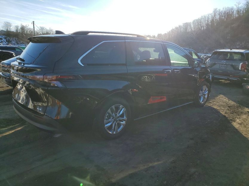 Used 2025 Toyota Sienna XLE image 5