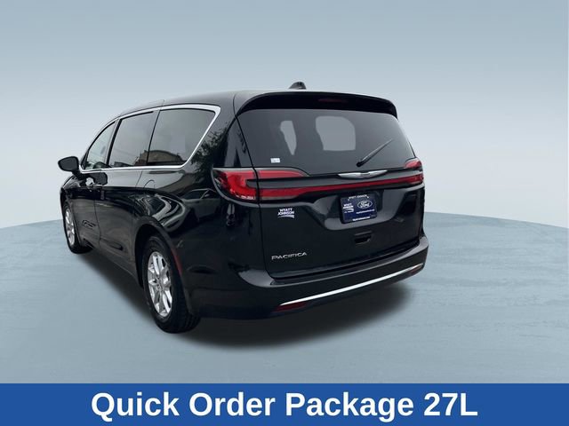 Used 2023 Chrysler Pacifica Touring-L FWD image 6