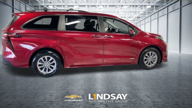 Used 2021 Toyota Sienna XLE image 2