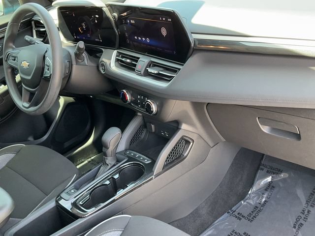 Used 2025 Chevrolet TrailBlazer LS w/ LS Convenience Package FWD image 17