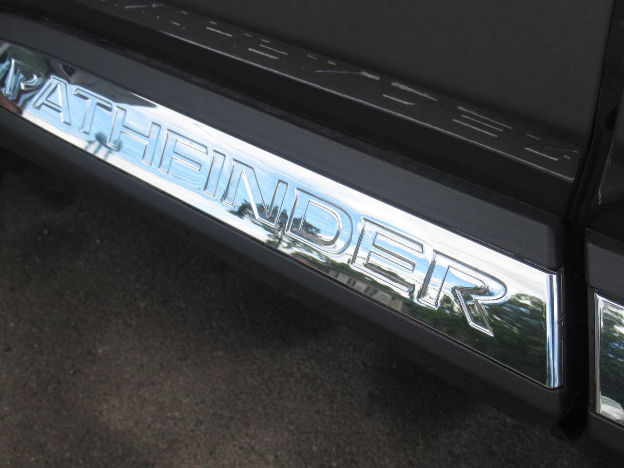 Used 2025 Nissan Pathfinder Platinum AWD/4WD image 4