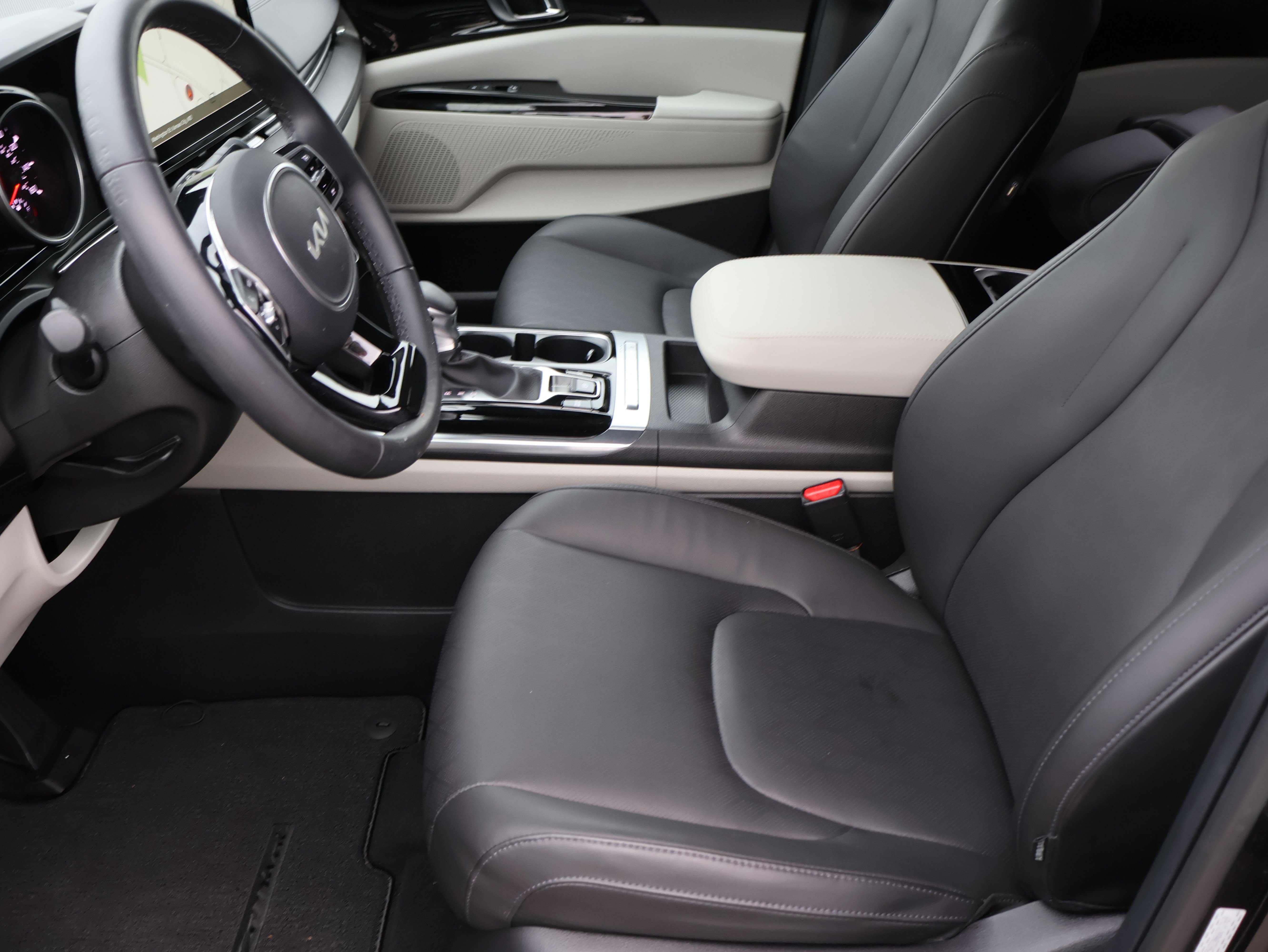 Used 2022 Kia Carnival EX image 38