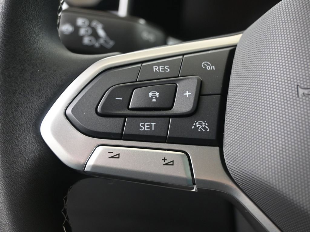 Used 2025 Volkswagen Taos SE w/ Panoramic Sunroof Package image 24