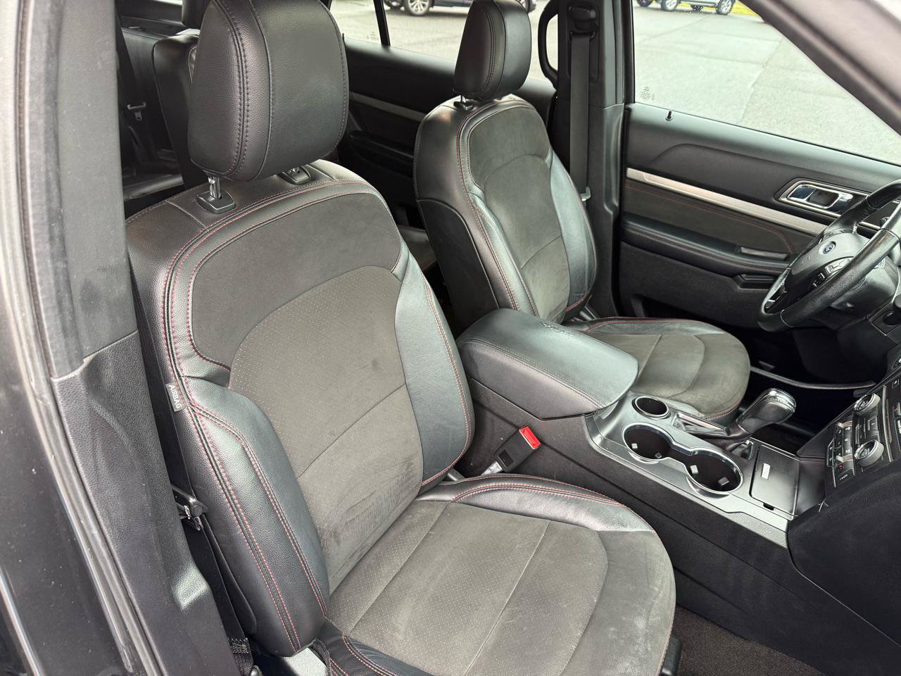 Used 2018 Ford Explorer XLT w/ Equipment Group 202A FWD image 19