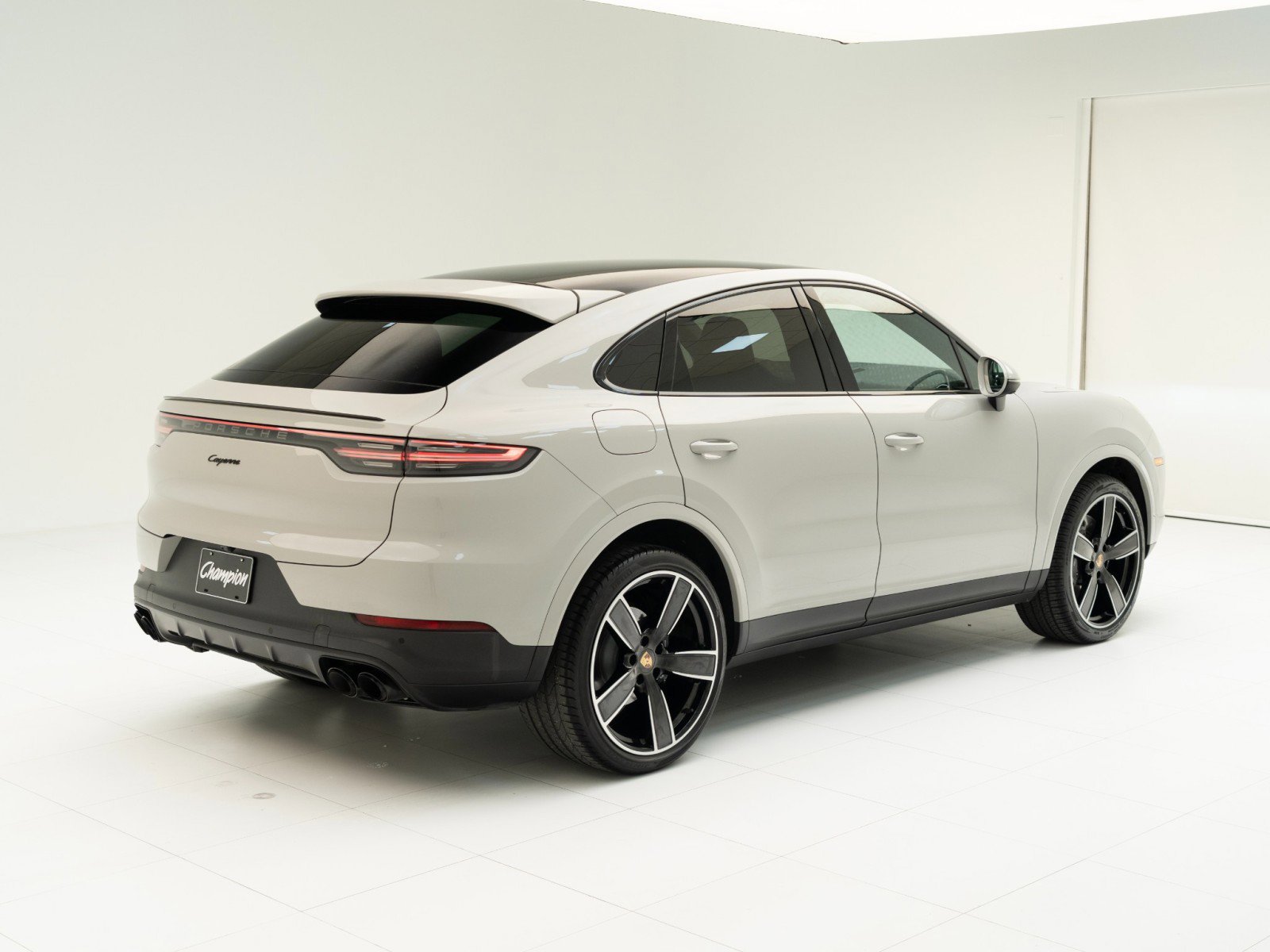 Certified 2022 Porsche Cayenne Platinum Edition image 9