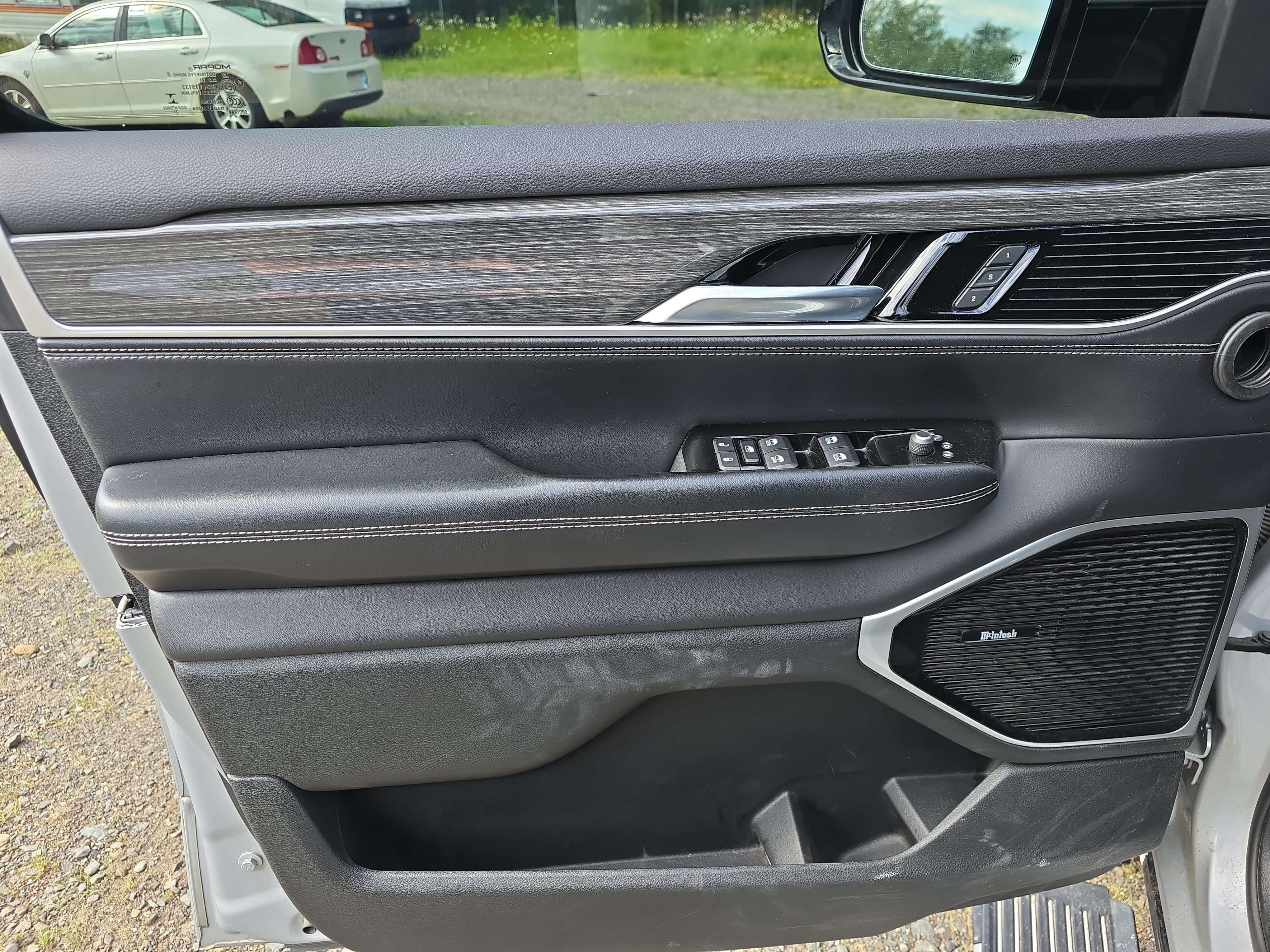 Used 2022 Jeep Wagoneer Series III w/ Premium Group I AWD/4WD image 17