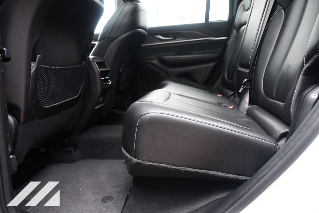 Used 2023 Jeep Grand Cherokee Limited AWD/4WD image 23
