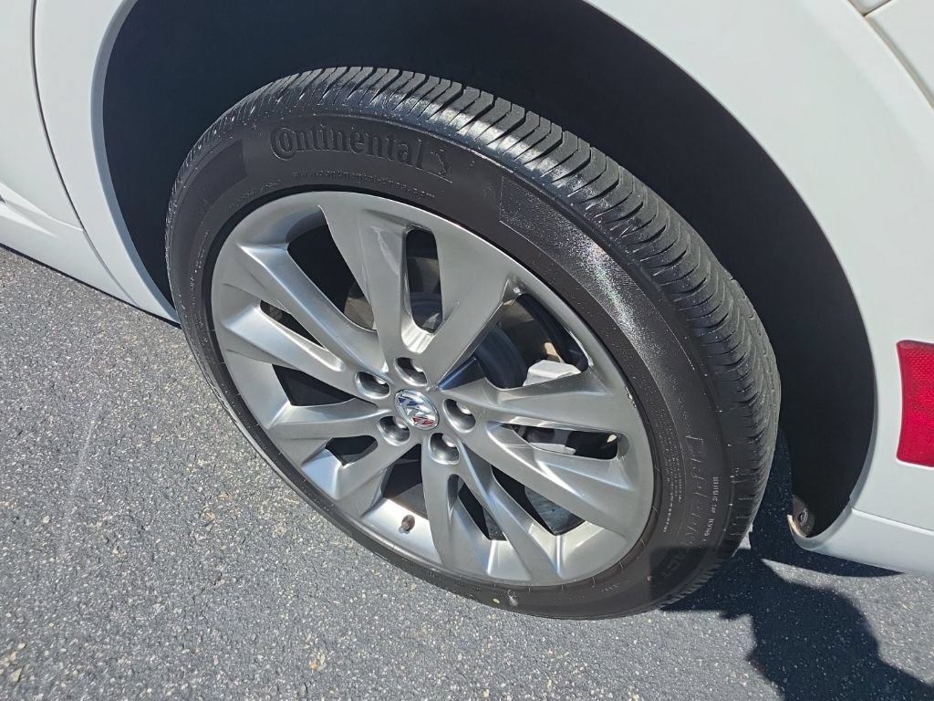 Certified 2022 Buick Envision Avenir w/ Technology Package II AWD/4WD image 16