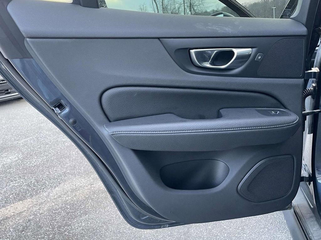 Used 2021 Volvo V60 T5 Cross Country image 2