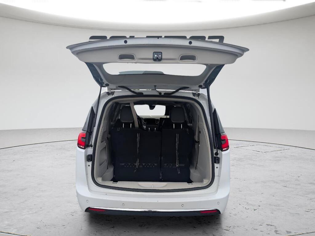Used 2023 Chrysler Pacifica Touring-L FWD image 7
