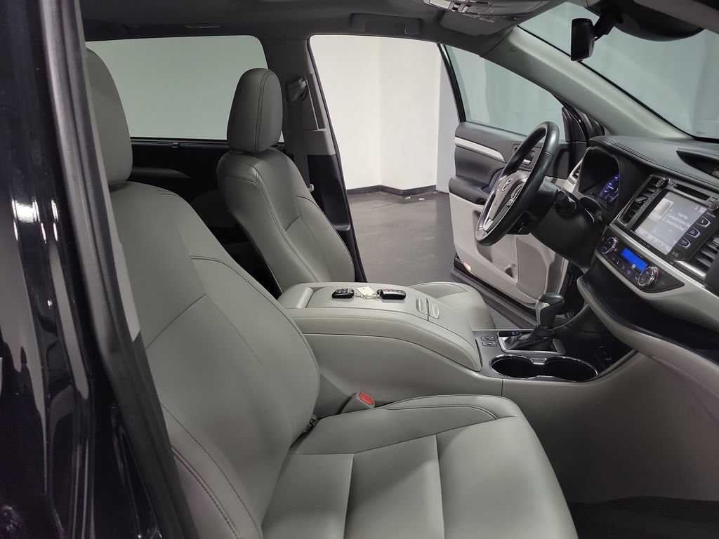 Used 2019 Toyota Highlander XLE AWD/4WD image 24