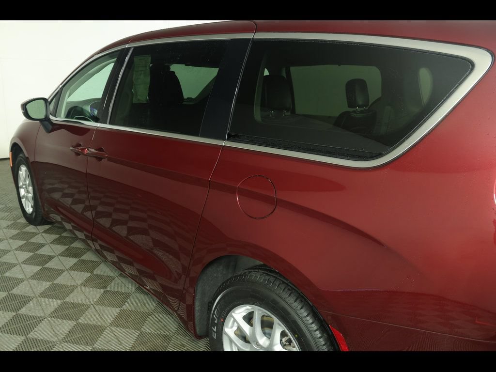 Used 2023 Chrysler Pacifica Touring-L FWD image 17