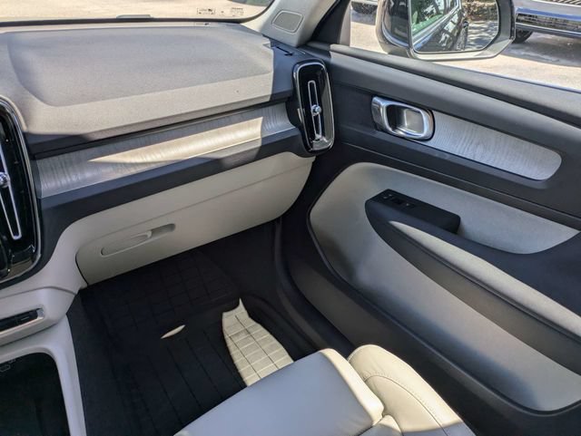 Certified 2023 Volvo XC40 B5 Plus w/ Protection Package Premier AWD/4WD image 22