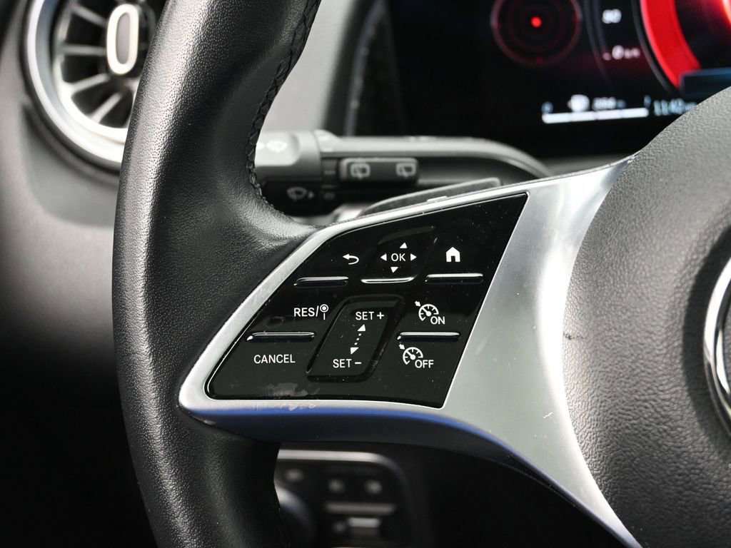 Used 2025 Mercedes-Benz GLB 250 4MATIC image 14