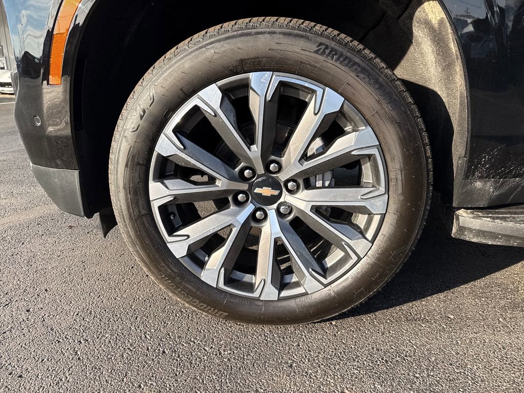 Used 2025 Chevrolet Suburban High Country image 34