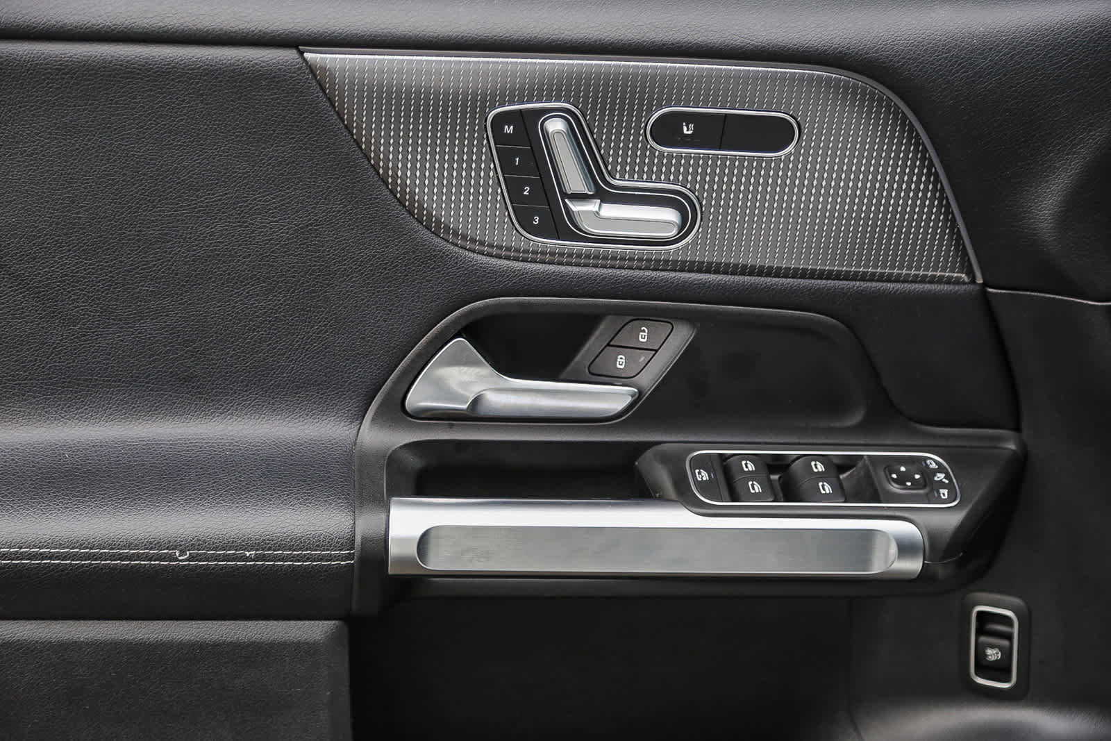 Used 2021 Mercedes-Benz GLB 250 w/ Premium Package image 20