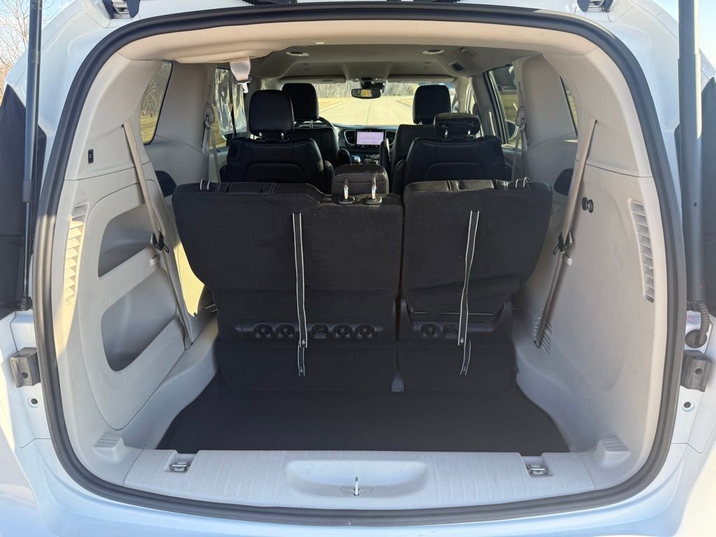 Used 2022 Chrysler Pacifica Touring-L image 5
