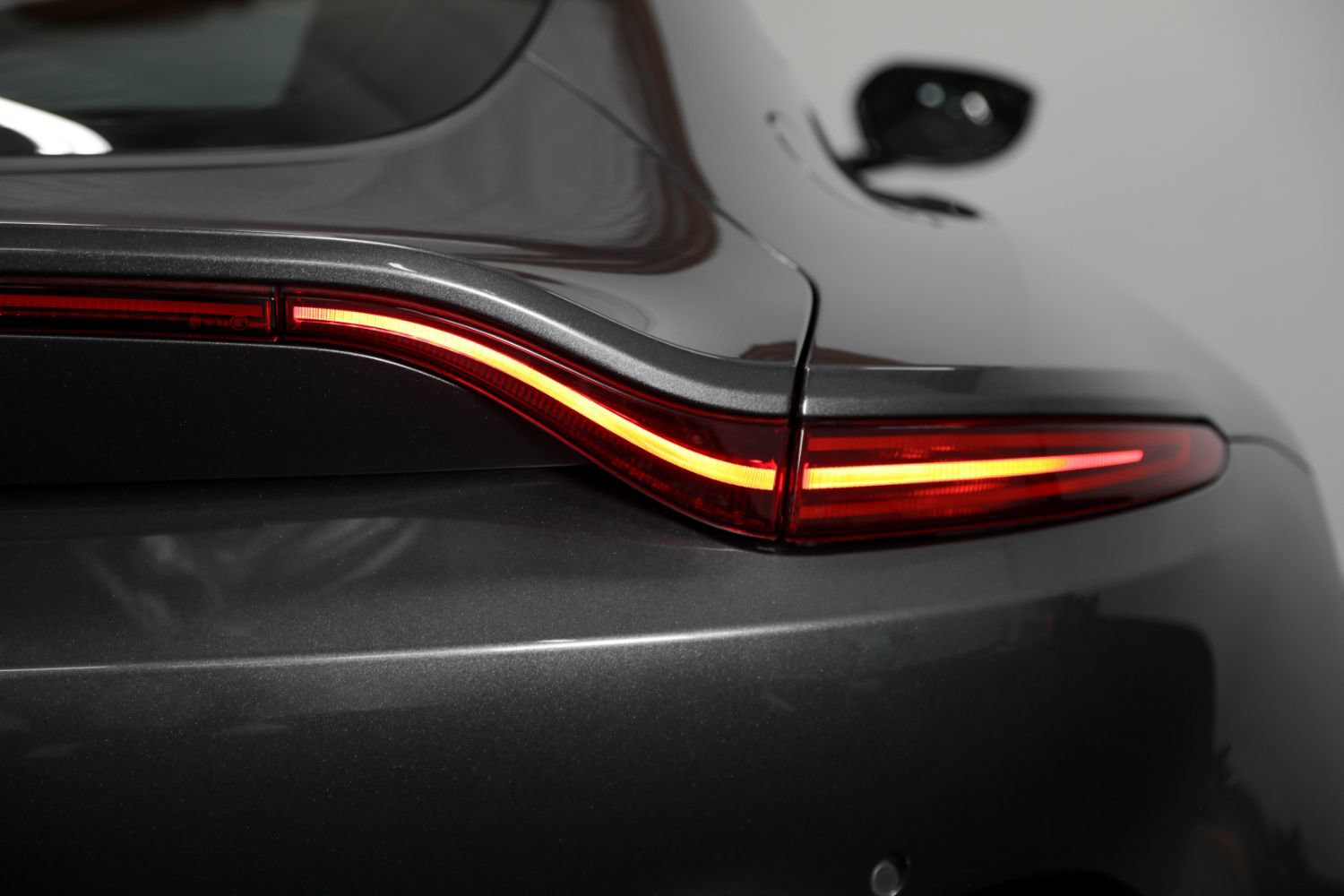 Used 2019 Aston Martin V8 Vantage Coupe RWD image 22