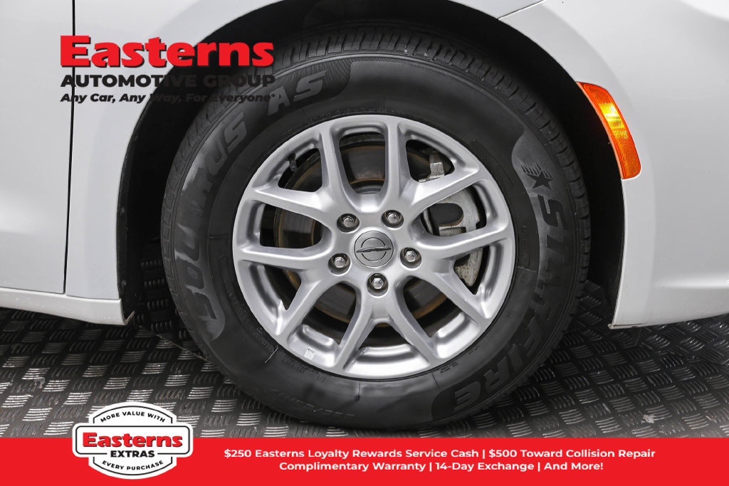 Used 2023 Chrysler Pacifica Touring-L FWD image 33