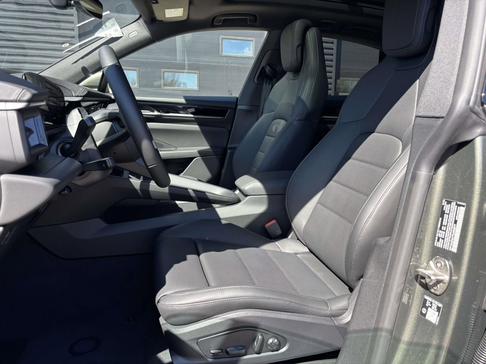 New 2026 Porsche Macan 4 Electric image 16