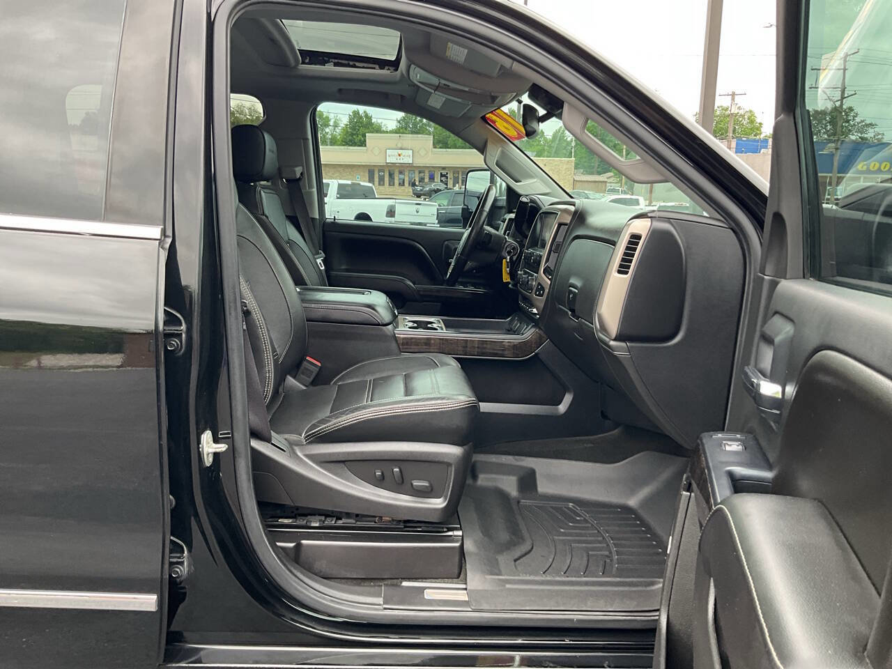 Used 2016 GMC Sierra 2500 Denali w/ Duramax Plus Package AWD/4WD image 32