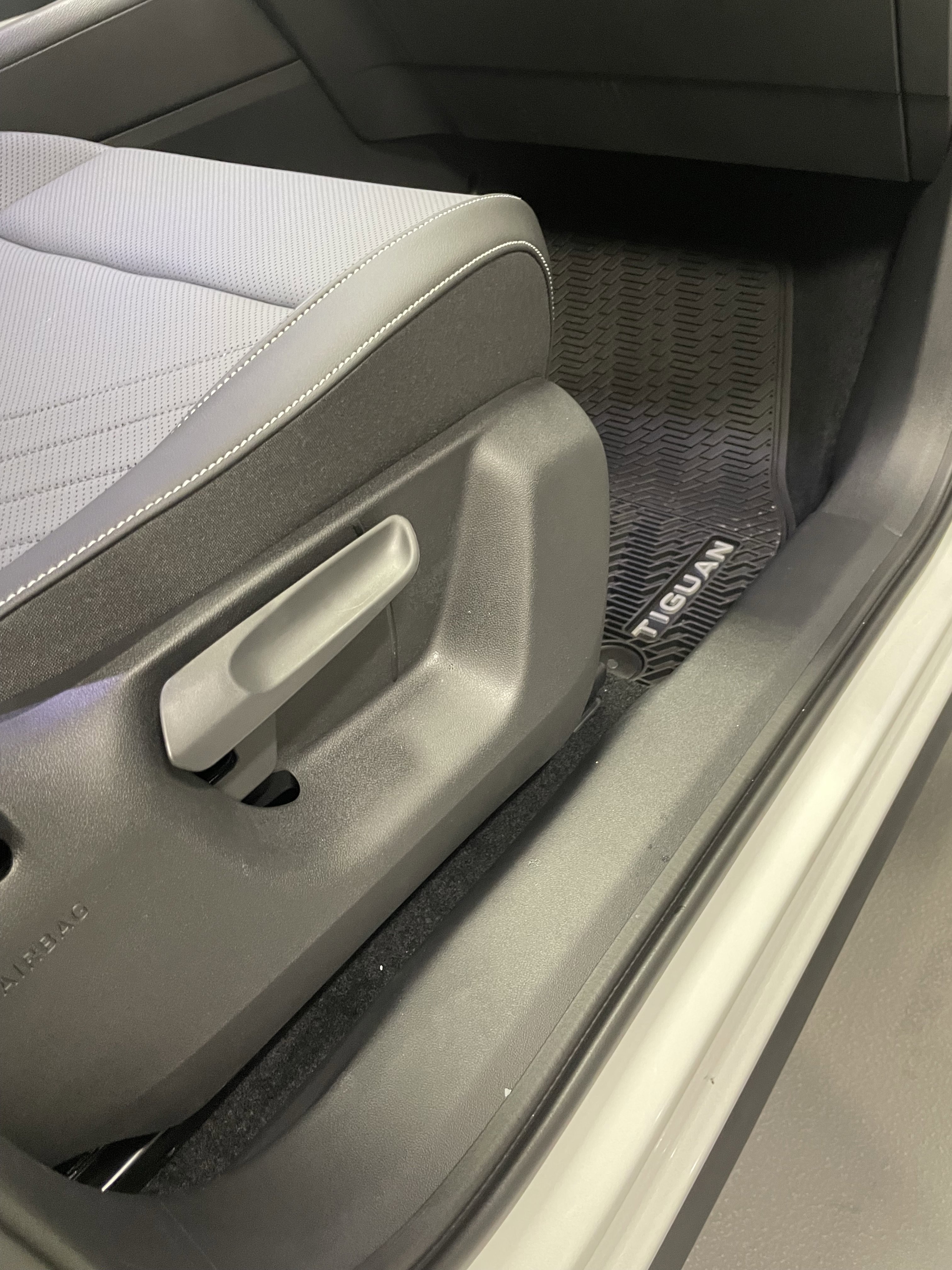 New 2025 Volkswagen Tiguan SE image 9