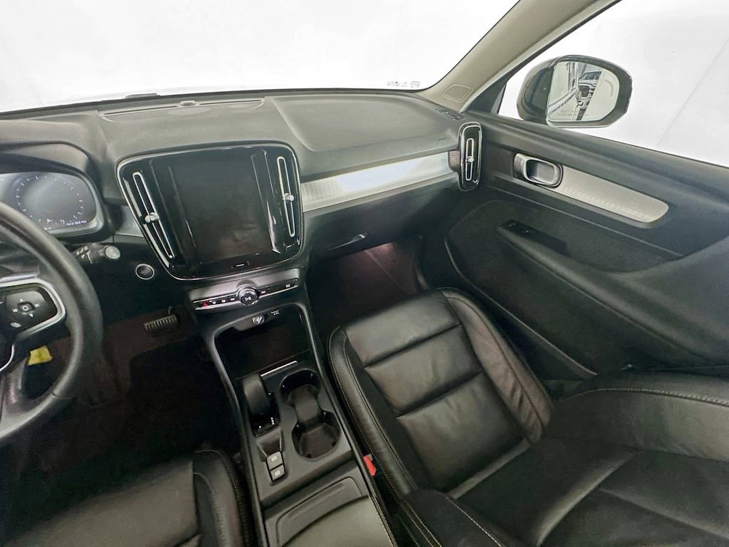 Used 2022 Volvo XC40 T4 Momentum image 11