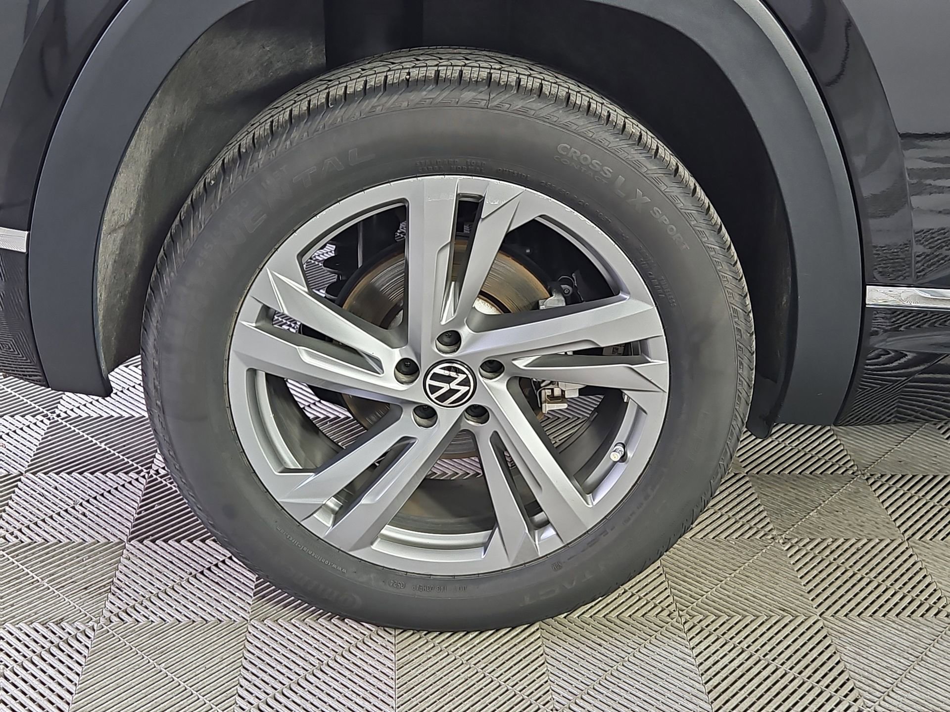 Used 2024 Volkswagen Atlas Cross Sport SEL R-Line AWD/4WD image 9