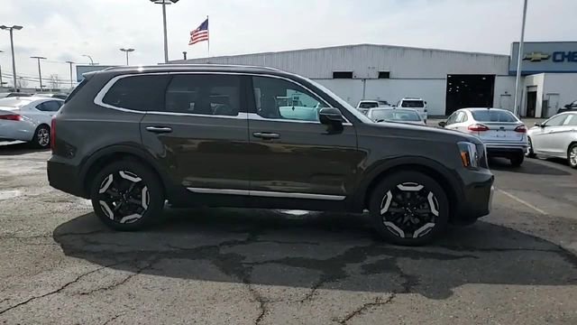Used 2025 Kia Telluride S FWD image 9