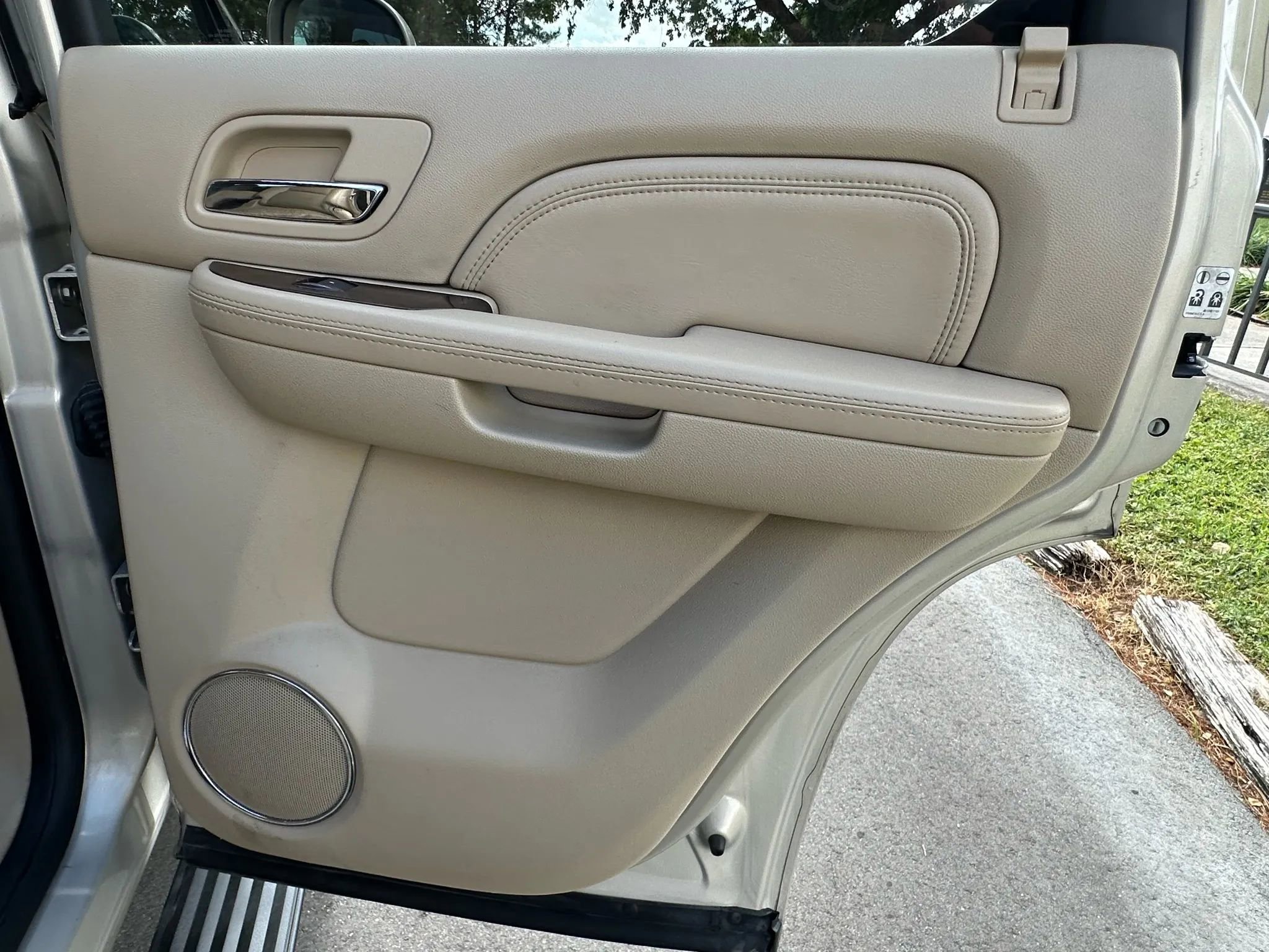 Used 2010 Cadillac Escalade Premium image 22