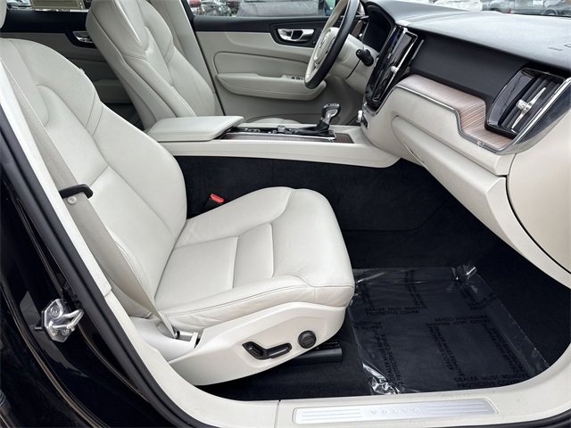 Used 2021 Volvo XC60 T5 Momentum w/ Climate Package image 14