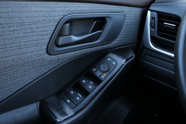 Used 2023 Nissan Rogue S image 20