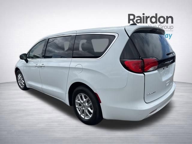 Used 2023 Chrysler Voyager LX FWD image 5