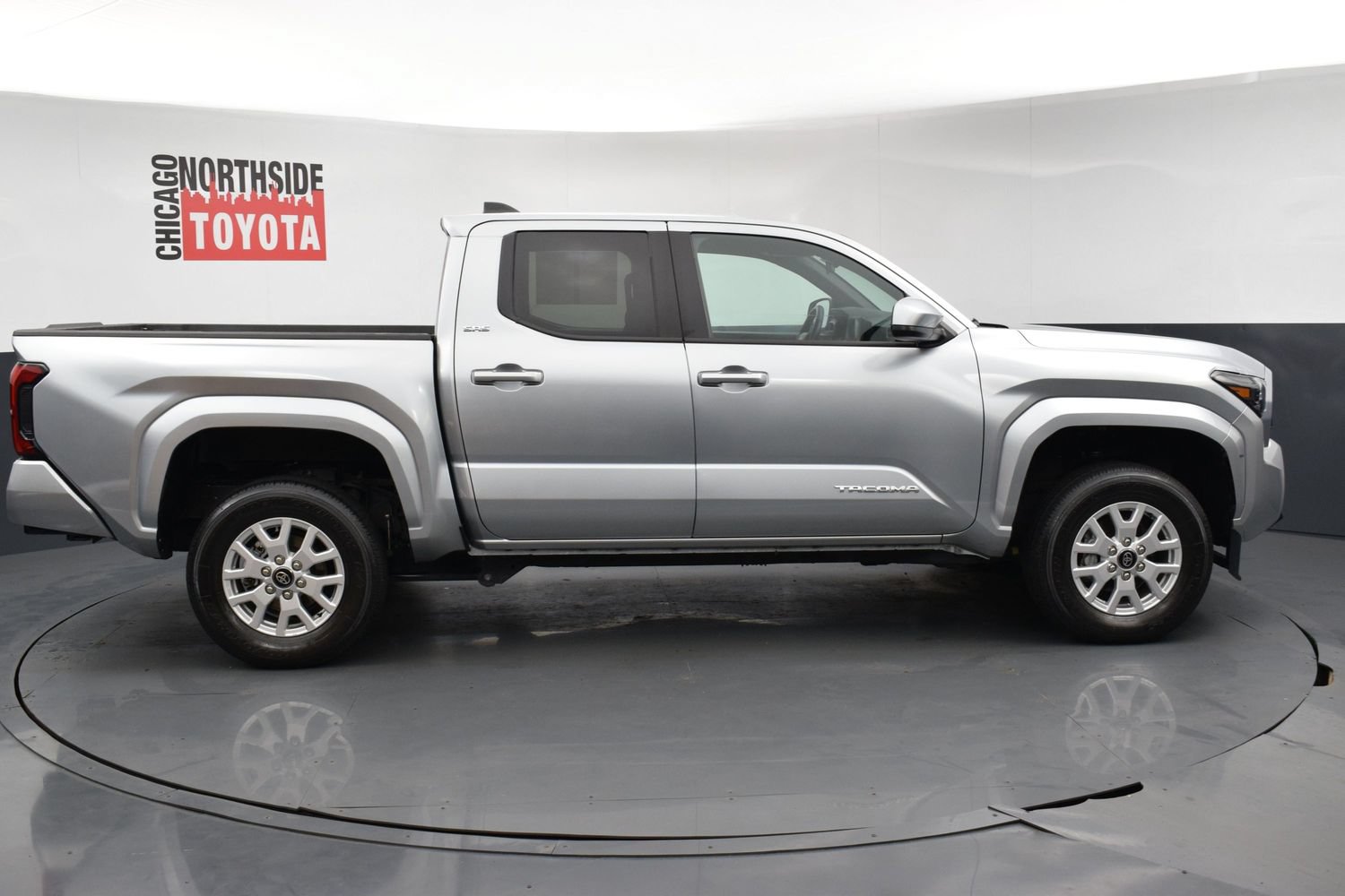 Used 2025 Toyota Tacoma SR5 AWD/4WD image 5
