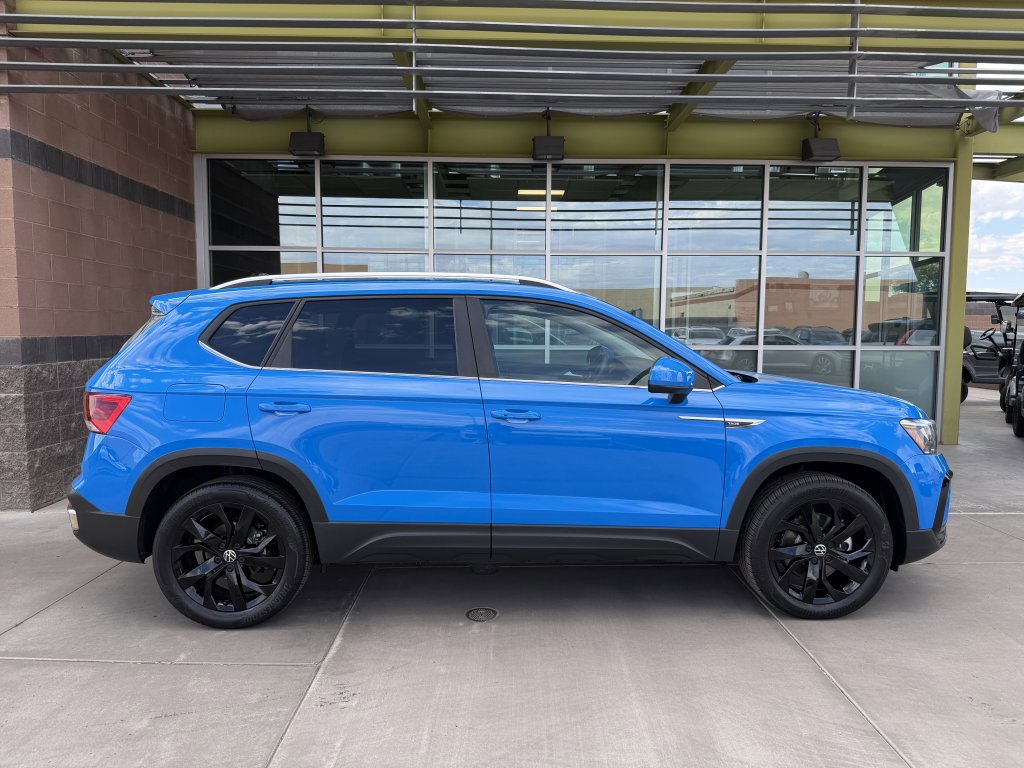 Used 2022 Volkswagen Taos SE w/ Panoramic Sunroof Package image 9