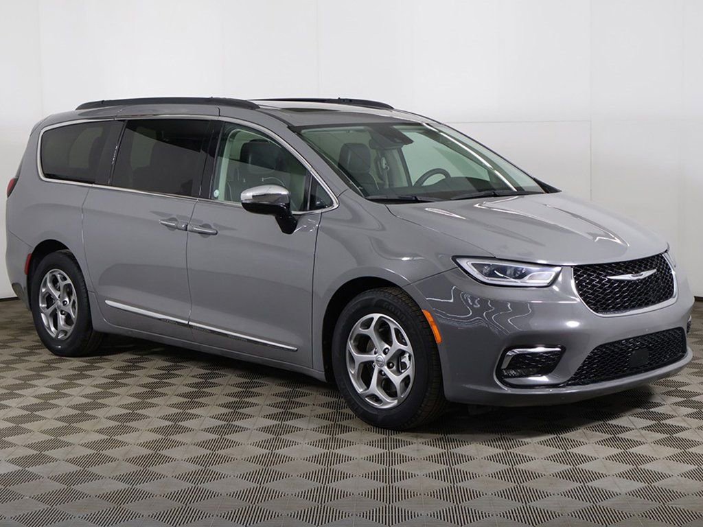 Used 2023 Chrysler Pacifica Limited image 2