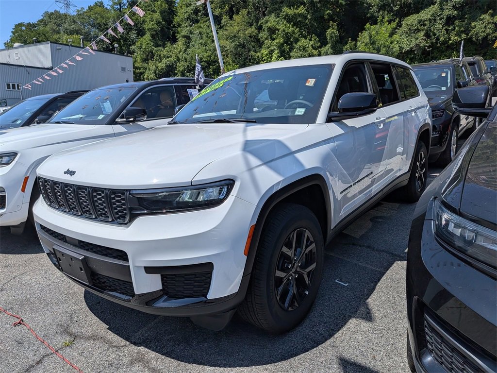 Used 2025 Jeep Grand Cherokee L Altitude image 2