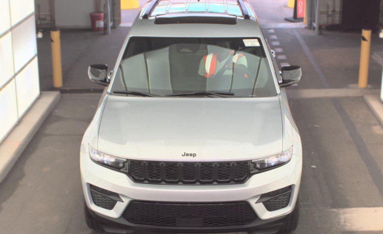 Used 2025 Jeep Grand Cherokee Altitude AWD/4WD image 3