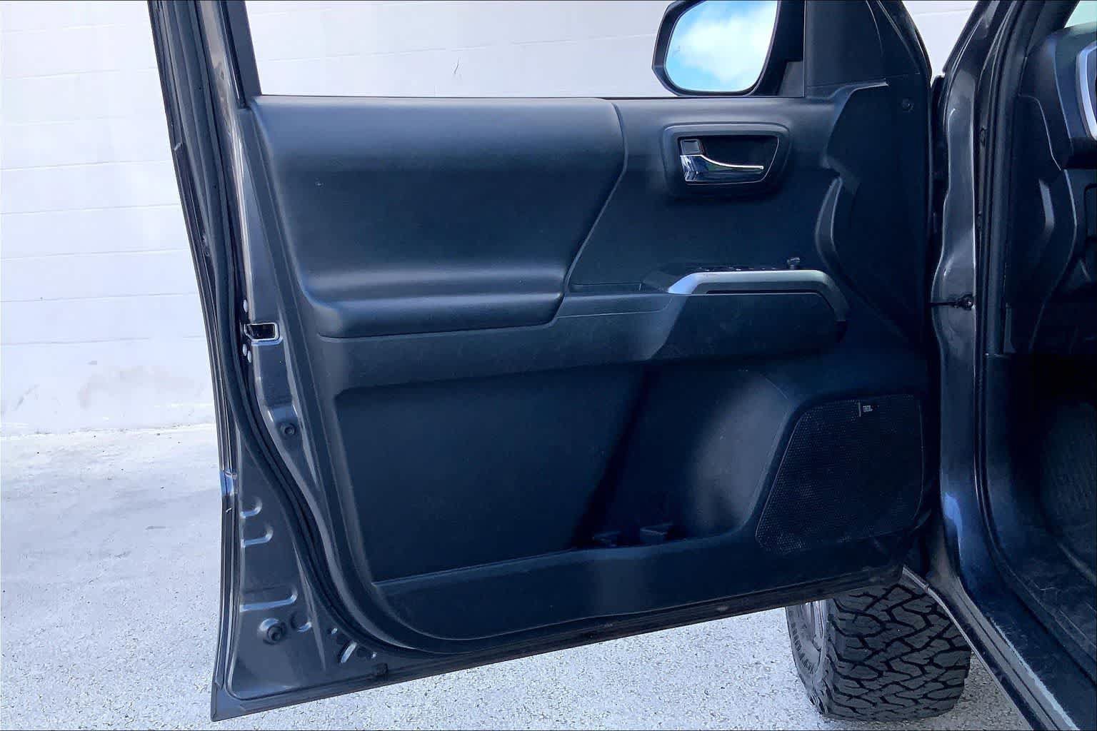 Used 2022 Toyota Tacoma Limited AWD/4WD image 27