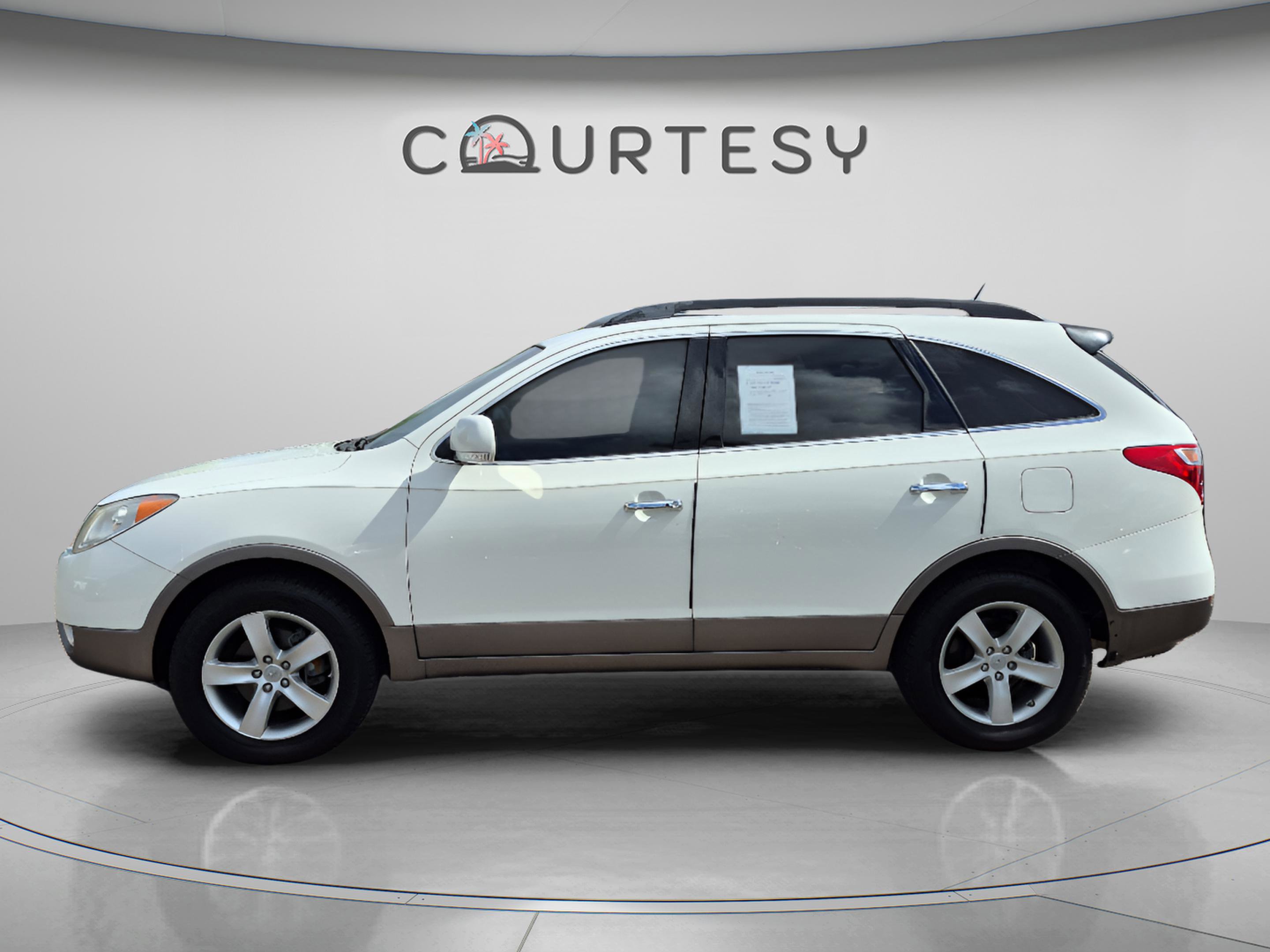 Used 2010 Hyundai Veracruz Limited w/ Navigation Pkg 3 FWD image 2
