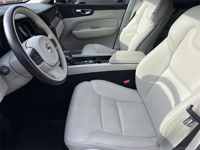 Used 2021 Volvo XC60 T5 Momentum w/ Premium Package image 28