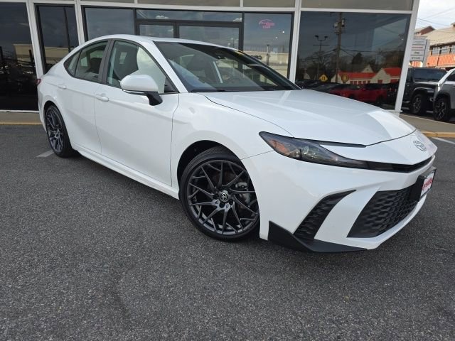 Used 2025 Toyota Camry SE w/ Convenience Package image 2