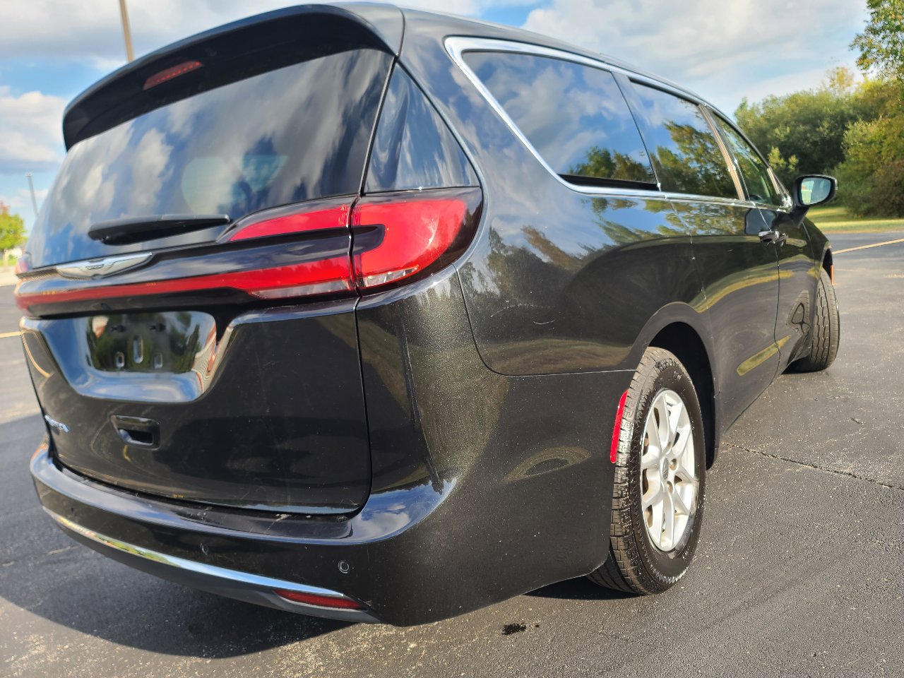 Used 2023 Chrysler Pacifica Touring-L image 7