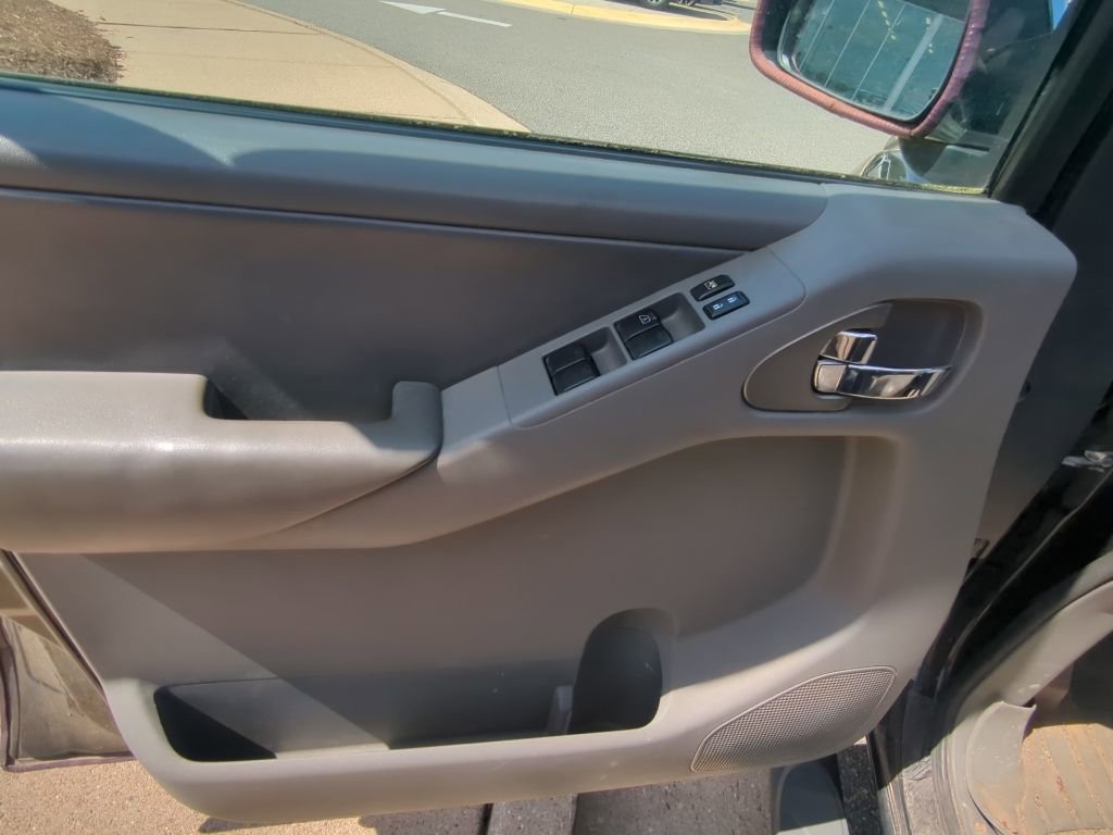 Used 2013 Nissan Frontier SL w/ Moonroof Pkg image 12
