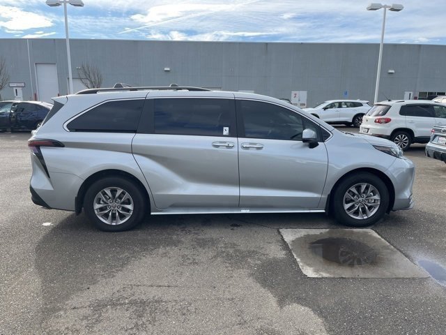 Used 2025 Toyota Sienna XLE image 4