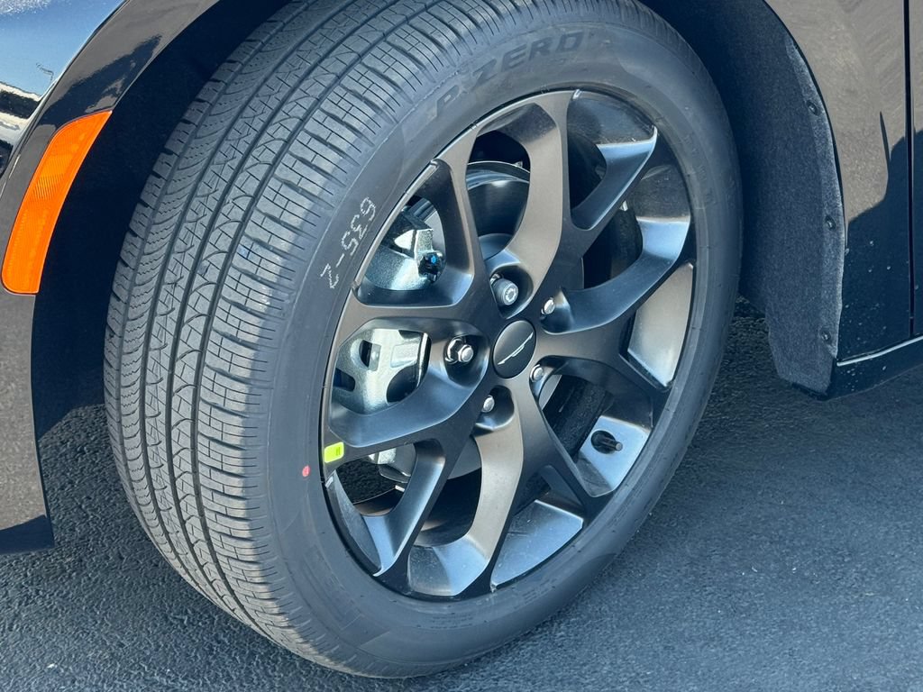 New 2027 Chrysler Pacifica Limited FWD image 9
