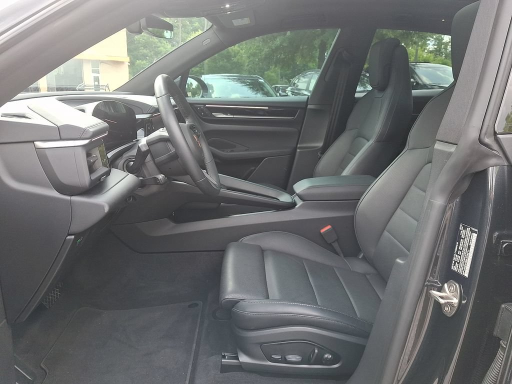 Used 2025 Porsche Macan Electric RWD image 13