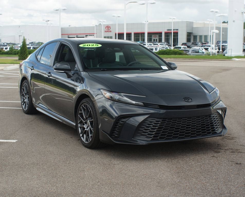 Used 2025 Toyota Camry SE w/ Convenience Package FWD image 2
