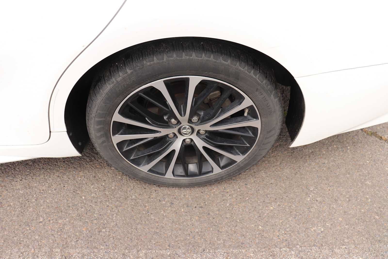 Certified 2018 Toyota Camry SE w/ Moonroof Package FWD image 9